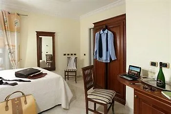 Otel De Monti 2*